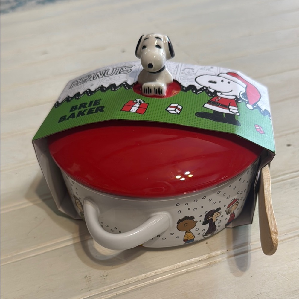 Peanuts : Winter theme Snoopy Brie Baker with Red Lid